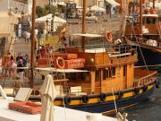 Boot, das den Ausflug zum Vulkan in Santorini macht