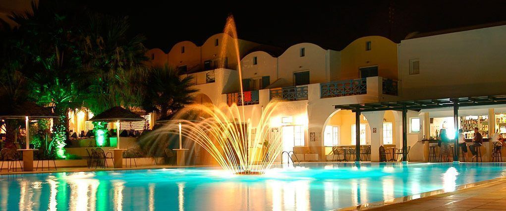 Vista exterior nocturna de un hotel de Santorini
