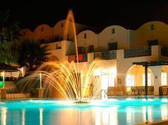 ¿Cuáles son los mejores hoteles de la isla de Santorini en cuanto a calidad y precio? Vista exterior nocturna de un hotel de Santorini