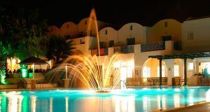 Vue de nuit extérieure d'un hôtel de Santorin
